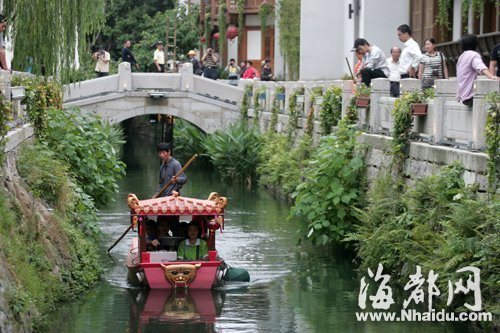 白馬河迷你福船昨日首試航 船里仰望“小秦淮”(圖)