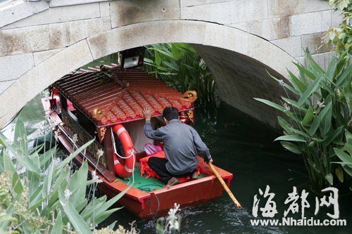 白馬河迷你福船昨日首試航 船里仰望“小秦淮”(圖)