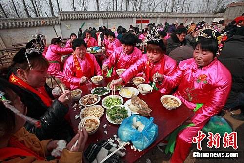 河南濮陽萬人同吃一鍋飯 共祭始祖舜帝（圖）