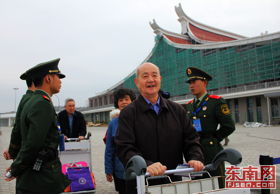 海峽號迎首個火車旅游專列 乘客開啟海景之旅