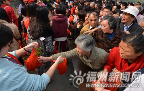 福州首次大規(guī)模免費(fèi)贈(zèng)花苗 市民2小時(shí)領(lǐng)走7萬株