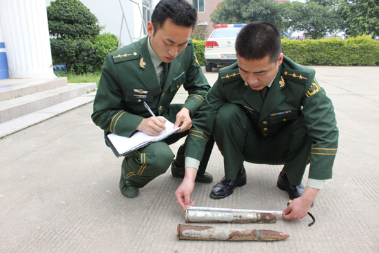 福建官嶺邊防派出所妥善處置三枚舊炮彈