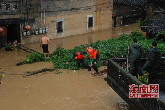 “天兔”發(fā)威多地被淹 消防員臉盆當(dāng)船救出嬰兒