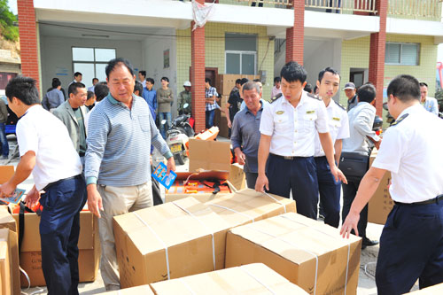 福建海事局向沿海渡口渡船免費(fèi)贈(zèng)送救生衣