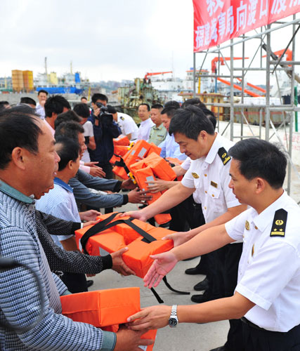 福建海事局向沿海渡口渡船免費(fèi)贈(zèng)送救生衣