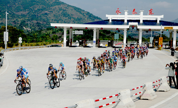 2013環(huán)福州·永泰自行車賽16日開賽 選手暢騎福建最生態(tài)賽道