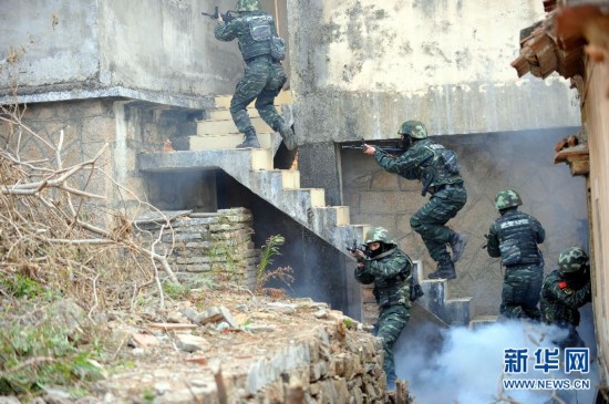 廈門武警特戰(zhàn)隊反恐實(shí)戰(zhàn)演練：拐角射擊槍驚艷(組圖)