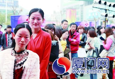 非誠勿擾在廈招募嘉賓 報名現(xiàn)場聚滿帥哥靚女