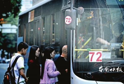 福州40多路公交車后視鏡貼線路標(biāo)志 市民：乘車方便了