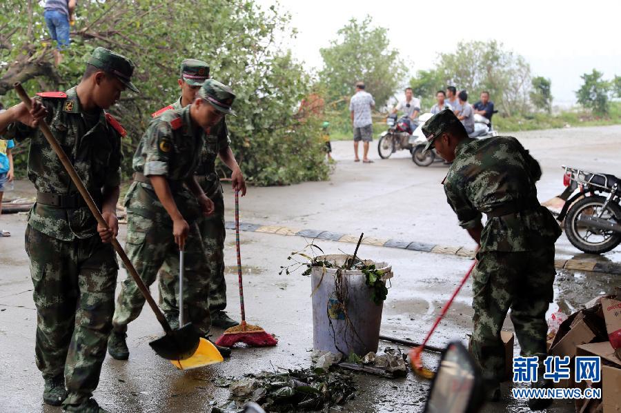 邊防官兵幫受災(zāi)群眾恢復(fù)生產(chǎn)生活