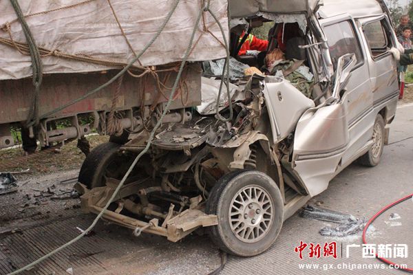 廣西融安兩車(chē)追尾司機(jī)當(dāng)場(chǎng)死亡