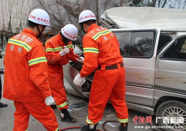 廣西融安兩車(chē)追尾司機(jī)當(dāng)場(chǎng)死亡