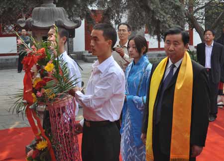 祭拜醫(yī)圣張仲景 弘揚(yáng)千年中醫(yī)藥