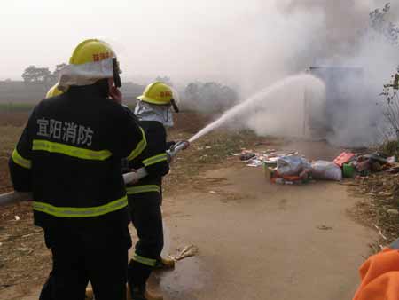 河南鄭盧公路發(fā)生貨車自燃 宜陽消防趕赴現(xiàn)場撲救