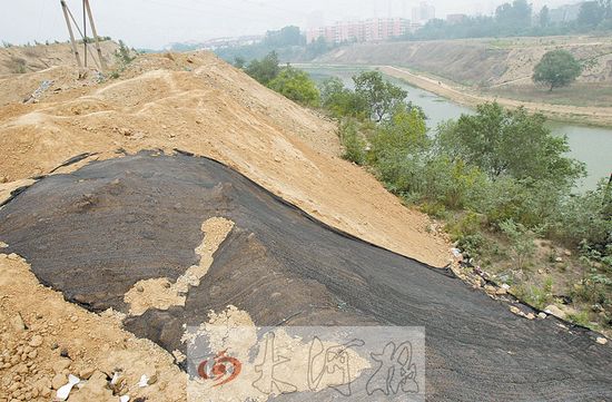 建筑垃圾蠶食西流湖