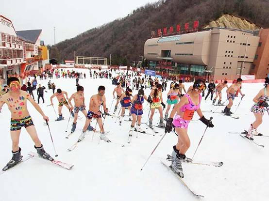 河南欒川滑雪場迎冬奧舉行比基尼滑雪賽