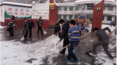 熱火朝天掃積雪，齊心協(xié)力搞安全——臺頭小學(xué)清掃積雪