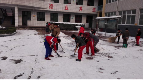 熱火朝天掃積雪，齊心協(xié)力搞安全——臺頭小學(xué)清掃積雪