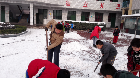 熱火朝天掃積雪，齊心協(xié)力搞安全——臺頭小學(xué)清掃積雪