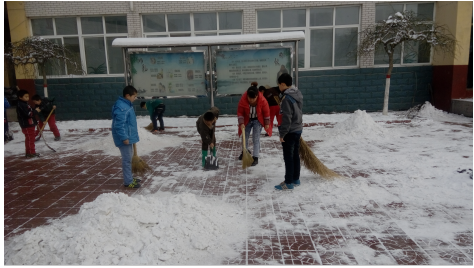 熱火朝天掃積雪，齊心協(xié)力搞安全——臺頭小學(xué)清掃積雪