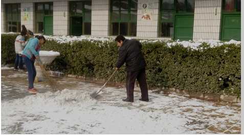 熱火朝天掃積雪，齊心協(xié)力搞安全——臺頭小學(xué)清掃積雪