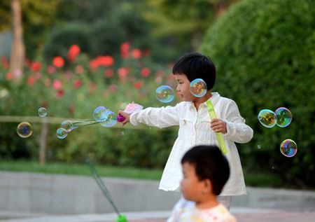 鄭州：兒童在公園盡享節(jié)日歡樂(lè)