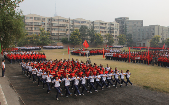 開封大學2013級新生軍訓閉營式隆重舉行