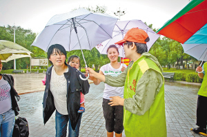 雨中撐起“愛心傘”