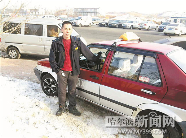 哈爾濱一輛出租車窗被砸 計(jì)價(jià)器、車載GPS和監(jiān)控?cái)z像頭被盜