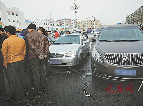 三輛別克車在馬路中間“碰面” 因超車兩兩相撞(圖)