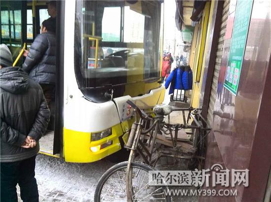 哈爾濱失控3路公交擠扁三輪車 一男子受傷(圖)