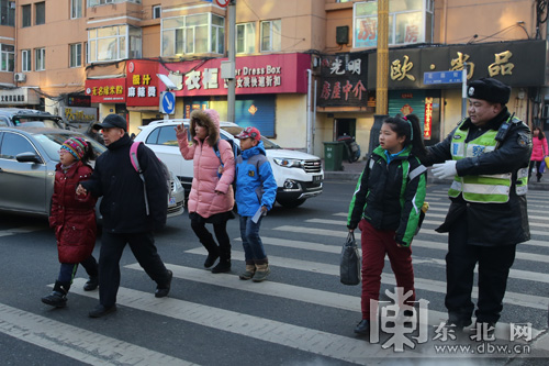 哈爾濱市中小學開學首日交警全員上崗 高峰車流增3成