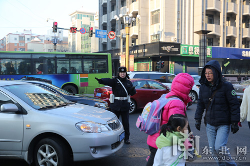 哈爾濱市中小學開學首日交警全員上崗 高峰車流增3成