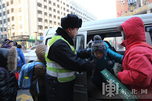 哈爾濱市中小學開學首日交警全員上崗 高峰車流增3成