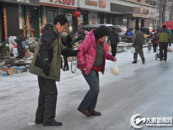 牡丹江市愛(ài)民街雪后成“溜光”大道 路人摔倒被攙起