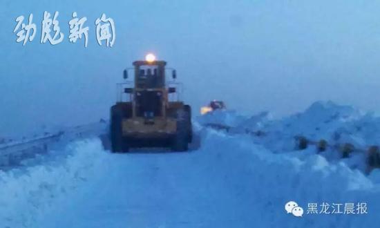 佳木斯雪后“大煙炮”積雪1米 500多臺車被困(組圖)