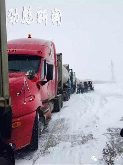 佳木斯雪后“大煙炮”積雪1米 500多臺車被困(組圖)