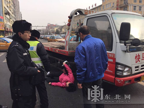 搶險貨車轉(zhuǎn)彎形成“致命死角” 并行老人險喪命車輪下