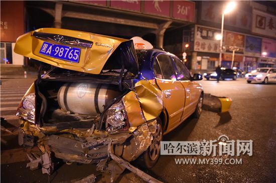 哈爾濱一出租車遭追尾三廂變兩廂 女駕駛員嚇哭(圖)