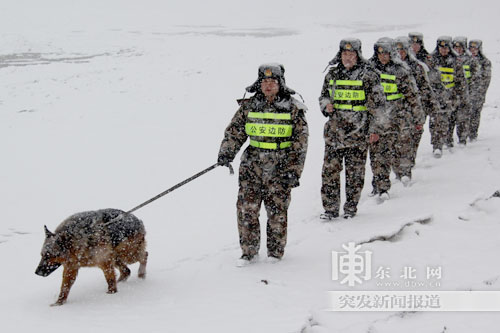 黑龍江伊春公安邊防支隊民警界江巡邏撿倆迷路