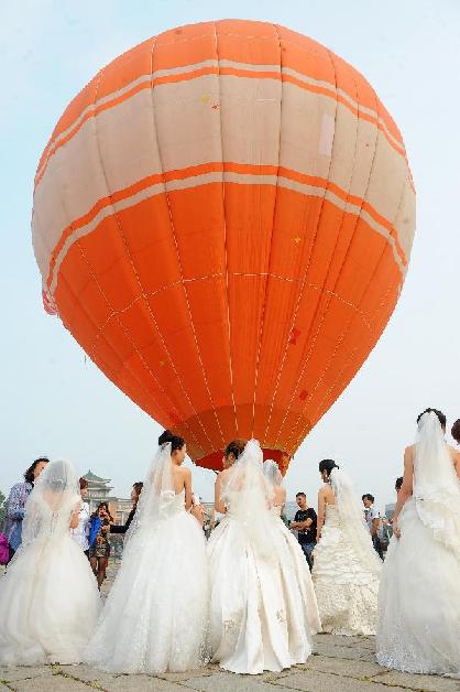 別開生面的熱氣球集體婚禮