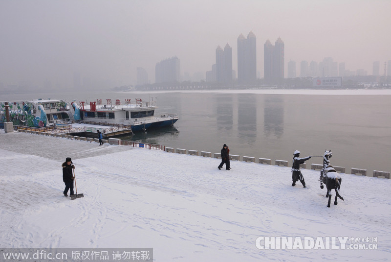 吉林迎來2015年首場大雪 氣象臺發(fā)布道路冰雪預(yù)警