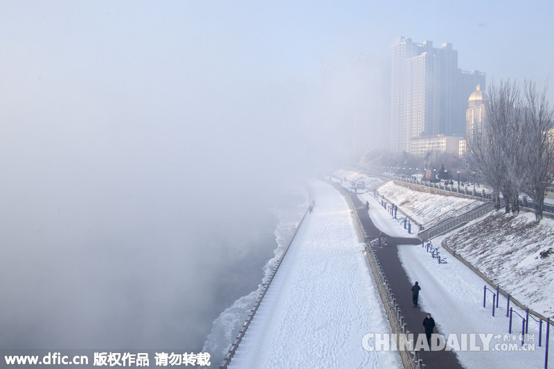 吉林市三月大霧彌漫 行人行走若隱若現(xiàn)