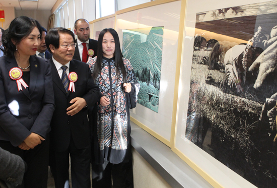 吉林圖書展及寶鳳剪紙藝術(shù)展在烏蘭巴托舉行 文化部部長蔡武出席剪彩儀式并致辭