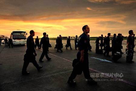 南空航空兵部隊轟六機群掛實彈升空練遠攻