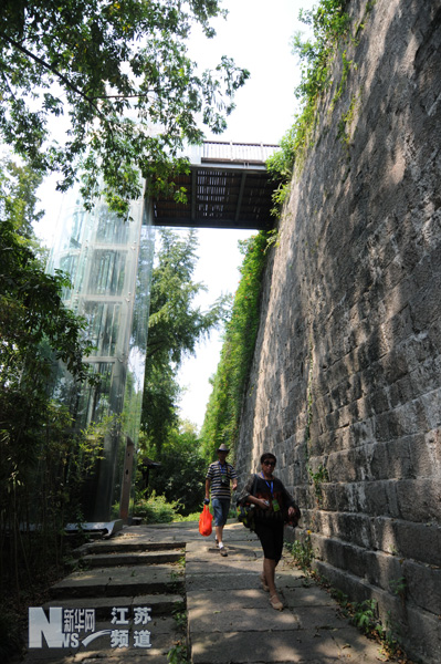 南京明城墻旁搭建電梯 建成四年未使用