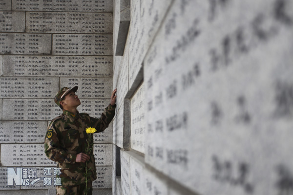 新兵入伍第一課：悼念南京大屠殺遇難同胞