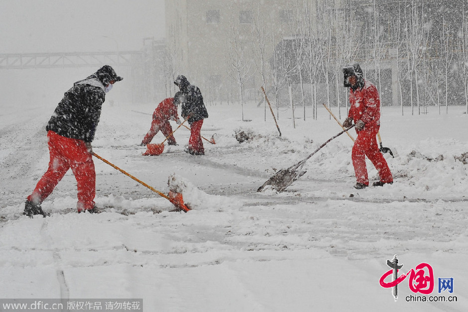 遼寧省大連市發(fā)布暴雪橙色預(yù)警 漫天飛雪機(jī)車被困