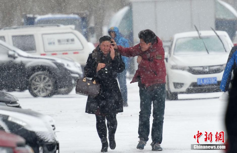 遼寧出現(xiàn)雨雪寒潮大風(fēng)天氣 市民“武裝”出行