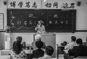 沈陽：畢業(yè)50年后 老人們再聽老師講課